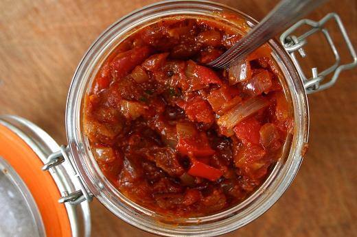 Recept za džem od paradajza i paprike Recept za džem od paradajza i parike, kao odličan dodatak raznim jelima, i kao odlična zimnica.
