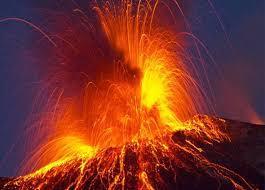 Osim lave iz vulkana može izbijati i piroklastični materijal: vulkanske bombe - veći komadi lave koji prilikom hlađenja dobivaju vretenast oblik, vulkanski blokovi
