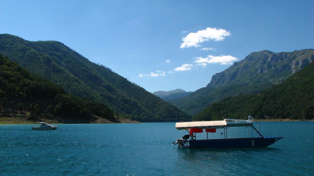 Hidrološke i hidrogeološke karakteristike Kroz opštinu Plužine protiču rijeke Piva, Tara, Komarnica i Vrbnica, a čitavo područje obiluje vodama među kojima se ističu Pivsko jezero, kao akumulacija, i