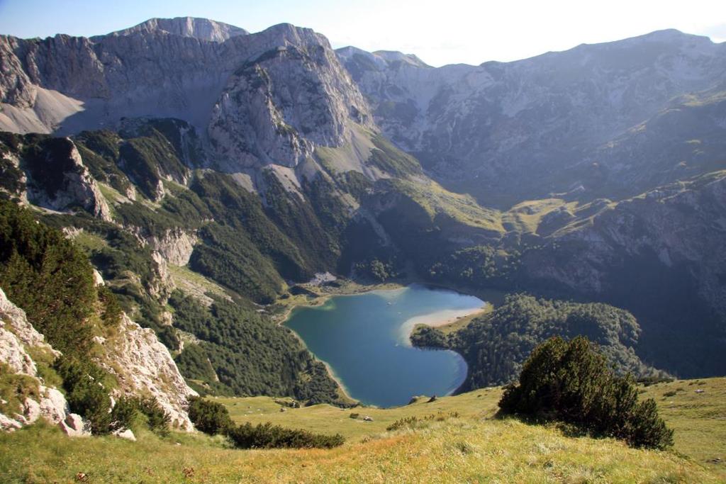 Među limnološkim objektima, naročito se ističu prirodna planinska jezera. Trnovačko jezero se nalazi na 1.
