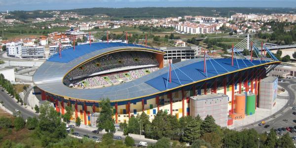Slika 9: Leiria Nakon obnove, ovaj stadion u Portugalu je dobio krov koji podsjeća na sedlastu plohu.