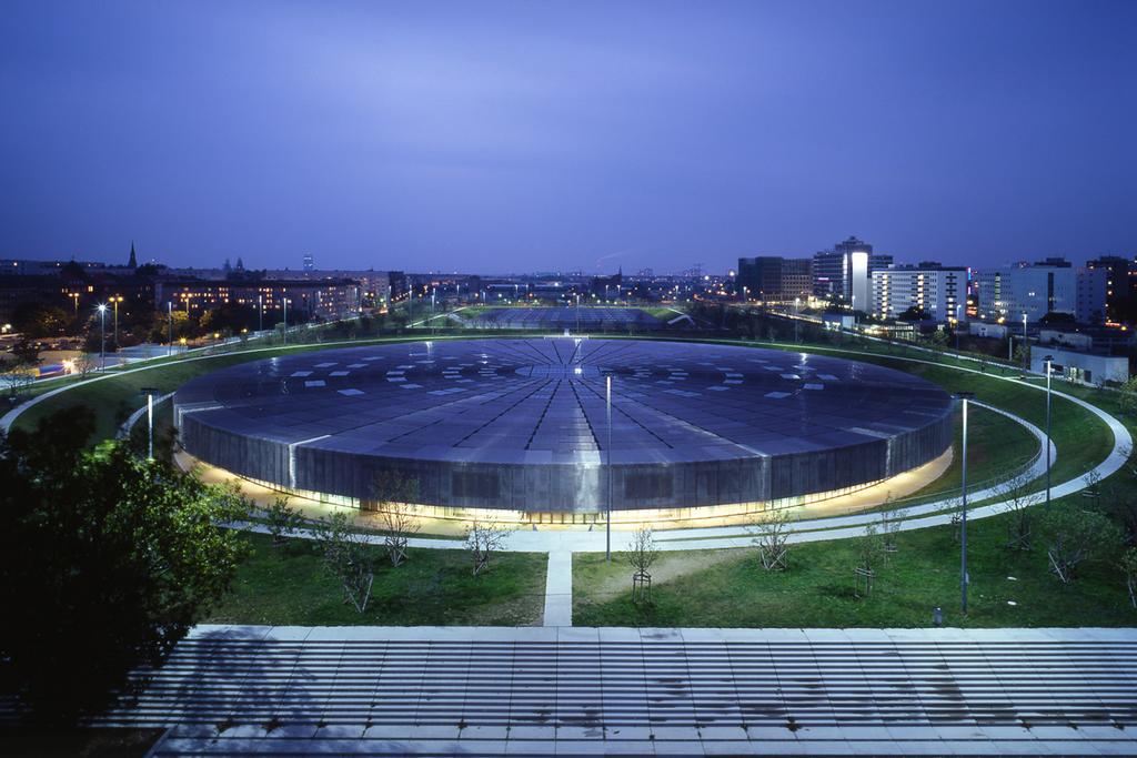 3.1 Primjena konoida u sportskim gradevinama Slika 11: Berlin sportska dvorana Zatvorena sportska dvorana u kojoj se najčešće održavaju utrke bicikala i dio je većeg objekta koji uključuje i bazen.