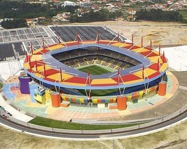 rotacijske plohe. Slika 23: Aveiro Ovaj stadion je stariji oblik stadiona sa slike 9.