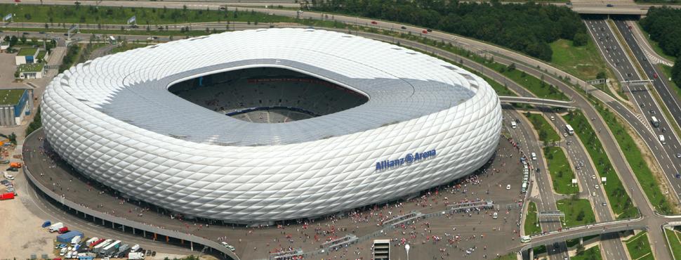 Slika 34: Allianz Arena Allianz Arena je jedan od najmodernijih stadiona na svijetu smješten u sjevernom dijelu Munchena.