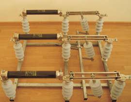 Visokonaponski i srednjenaponski rastavljači i sklopke Rastavljač za vanjsku ugradnju vertikalna montaža ELR9V, 12 i 24 kv, 400 i 630 A Rastavljač za vertikalnu montažu je namijenjen za vidno