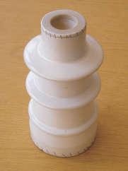 Jajasti porcelanski izolatori A100 (DIN 48156) Srednjenaponski porcelanski izolatori za unutrašnju ugradnju SAR tipa Srednjenaponski porcelanski izolatori za unutrašnju ugradnju se odlikuju dobrim
