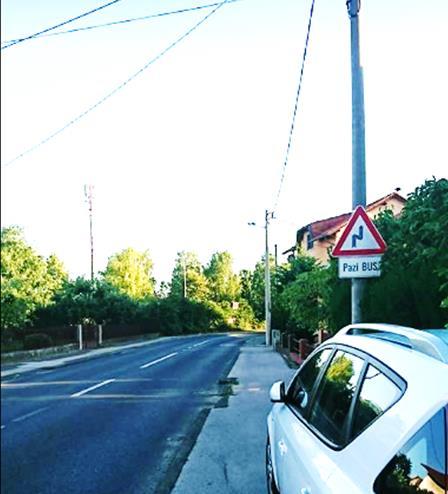 Slika 12. Pravac neposredno prije zavoja Izvor: Autor, 31.07.2017. Na dijelu ceste prije zavoja nalazi se pravac na kojem je dozvoljena brzina vožnje 50 km/h.