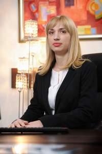SANJA ĐUKIĆ Advokat Diplomirala je na Pravnom fakultetu u Banja Luci 2006. godine, a u Advokatskoj firmi Sajić zaposlena je od 2007.