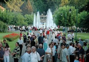 4. Ljudski resursi Prosečna starost stanovništva je 38,9 godina, tako da su stanovnici grada Loznica nešto mlađi nego što je prosek u Srbiji, koji iznosi 40,4 godina.