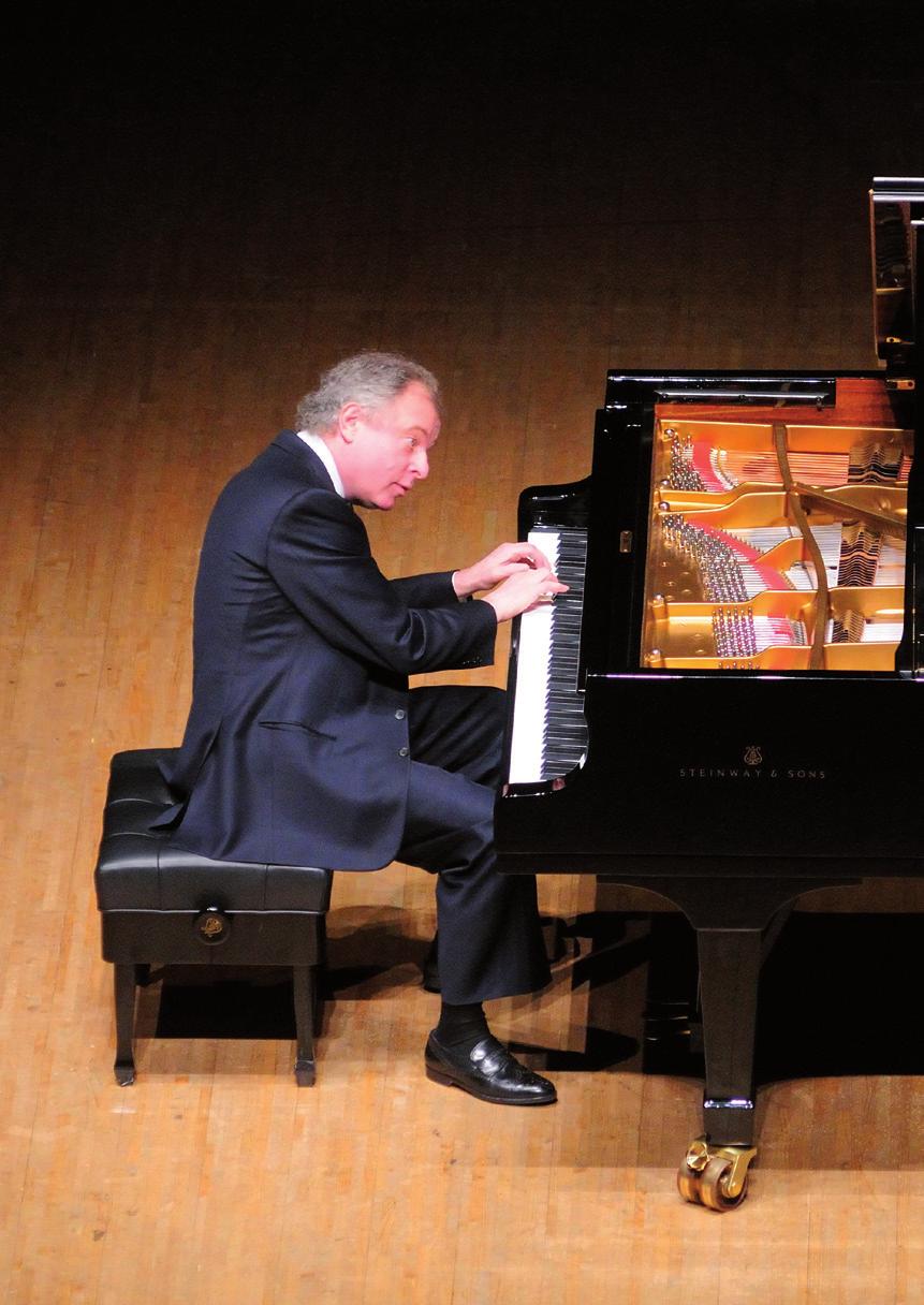 sir ANDRÁS SCHIFF Jedan od najuglednijih glazbenika današnjice, pijanist i dirigent sir András Schiff rođen je u Budimpešti 1953. godine.