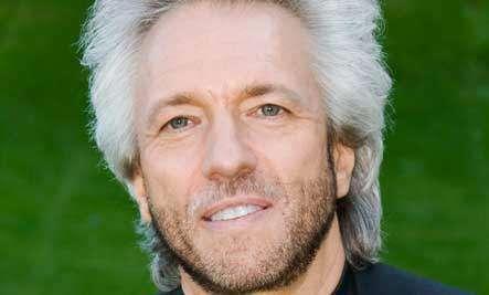 GREGG BRADEN Je najprodavaniji autor New York Timesa i bivši viši kompjuterski dizajner za sisteme industrije Martin Marietta Aerospace baze, bivši kompjuterski geolog za Phillips Petroleum i prvi