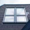 U potkrovljima gdje nagib krova seže do poda, krovni se prozori mogu nadovezati VELUX fiksnim donjim elementima.