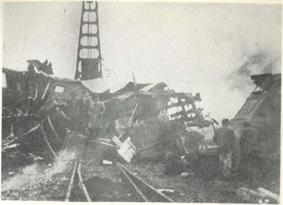 Spaljen voz i porušena željeznička pruga