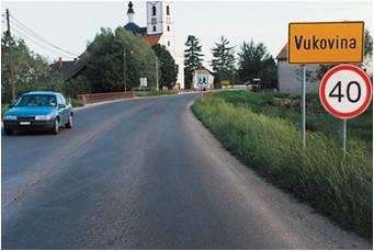93. Kako je vozač dužan obaviti skretanje ulijevo na cesti s jednosmjernim prometom ako prometnim znakom nije drugačije određeno?