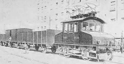Прва железничка локомотива Компанија Allgemeine Elektricitäts-Gesellschaft (AEG) приказала је на Светској изложби у Паризу 1900. године двоосовинску електричну локомотиву број 115 (слика 1.5).