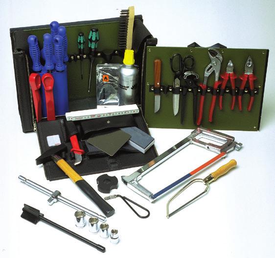 148 Poglavlje 8: Alati i pribor Kompleti alata Kompleti alata Monterska torba s alatom IT-1000-001-CEE02 Komplet alata sadrži sve osnovne alate koji se obično traže za pripremu kabela i montažu
