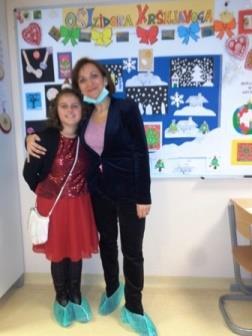 Lidija Sosa Šimenc, ravnateljica OŠ Izidora Kršnjavoga podijelila je darove i pozdravila učenike i djelatnike prijateljske nam škole.