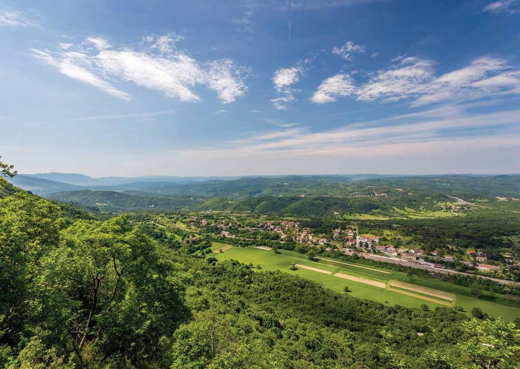 heritage heritage Lupoglav-Lupogliano Lupogliano è situato all incrocio delle strade dove, dalla direzione Trieste - Fiume si dirama la strada che porta verso il centro della penisola.