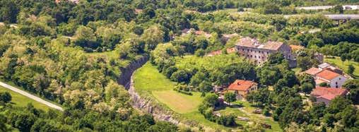 È un abitato pieno di case autonome, costruite recentemente e situate intorno alla strada, ma senza una riconoscibile verticale del campanile, che negli altri abitati dell Istria ci indica subito il