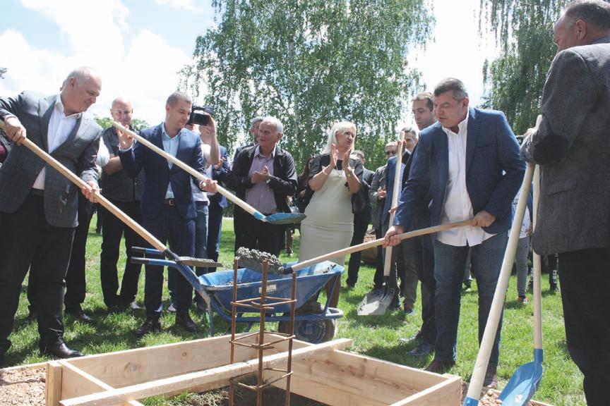 маја, почела је изградња новог дела школе и фискултурне сале у подручном одељењу Основне школе Јован Јовановић Змај у Звечкој, у коју ће бити уложено милион и 300 хиљада евра.