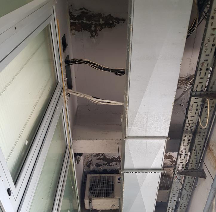Fotografija br.14 : vlaženje i propadanje stropa na mjestu prolaska instalacija T.D.
