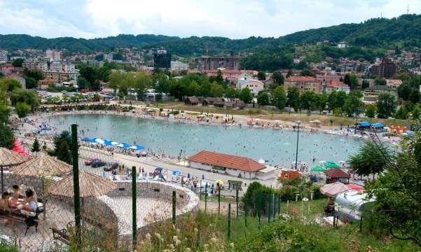 Vještačka jezera: gradovi transformisani umjetnim prirodnim atrakcijama Tuzla privlači mase svojim slanim jezerima, a vještačka plaža u Barseloni je hit ali da li predstavljaju i održivu formu obnove?