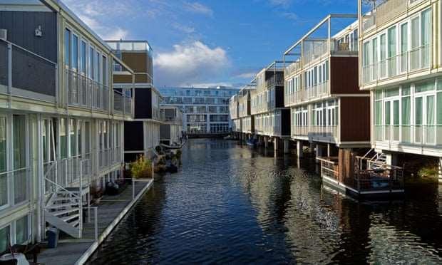 Amsterdam je također pokušao primijeniti pristup izgradnje vještačkih plaža.