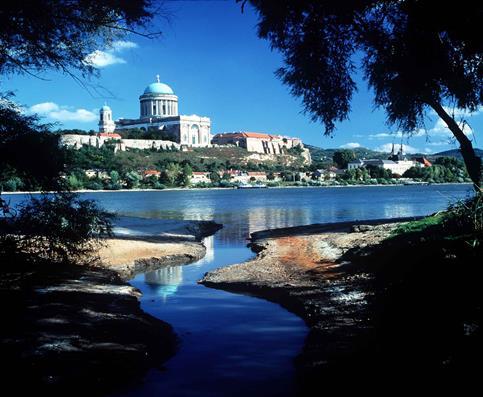 mađarskim Wachauom Turistički centri su Esztergom, Visegrád, Vác, i Szentendre Za ljubitelje prirode tu su Pilis planine i Visegrád planine, kao i Börzsöny i Cserhát