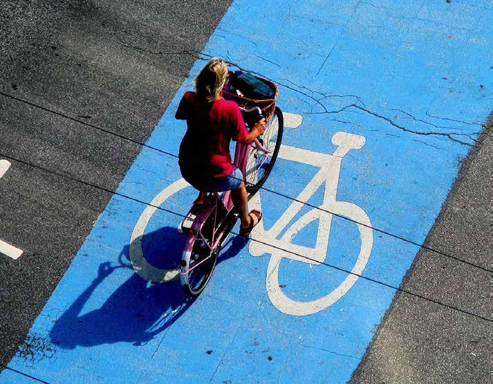 SIGURNA VOŽNJA Ako vozite bicikl, krećite se biciklističkom stazom ili biciklističkim trakom, a ako oni ne postoje, priđite što bliže desnom rubu kolnika.