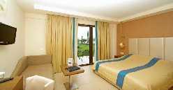 Standardne sobe su veličine cca 25 kvm i namenjene su za 2-3 osobe (2 standardna ili francuski ležaj i sofa). Standardne sobe sa direktnim pogledom na more se nalaze u prvom redu do plaže.