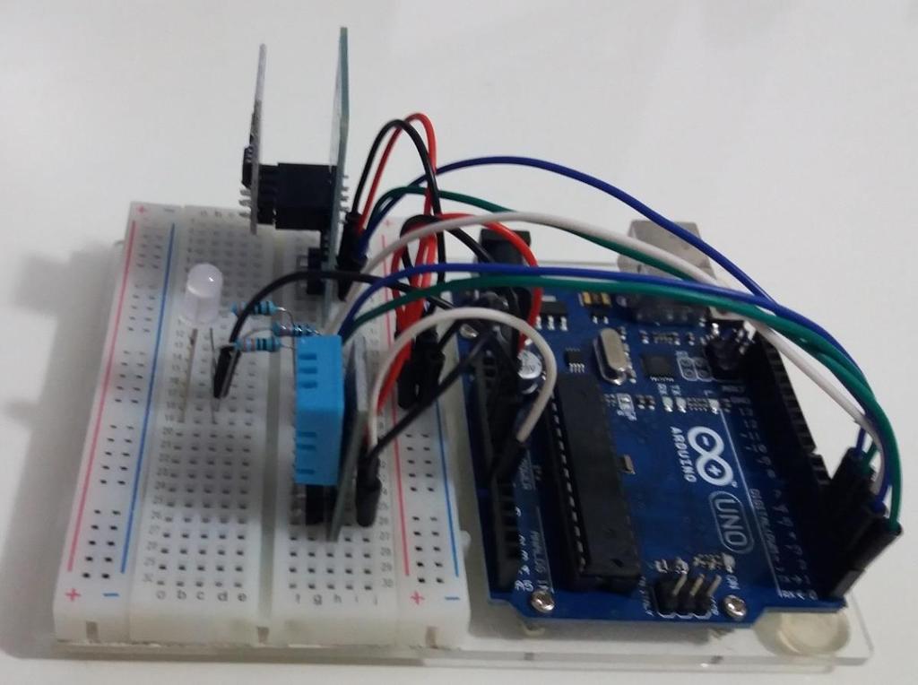 5. OSTVARENJE SKLOPOVSKOG I PROGRAMSKOG RJEŠENJA SUSTAVA 5.1. Sklopovsko rješenje sustava Na Arduino Uno R3 se spaja bežični mrežni modul ESP8266 ESP-01 pomoću adaptera prema shemi na slici 4.