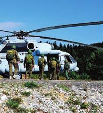 ski skokovi u vodu iskakali su u pravilnim razmacima iz helikoptera Mi-171 Sh.