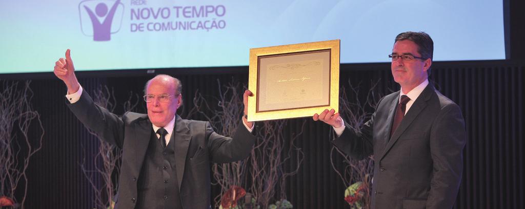 NOVOSTI IZ SVETA ČESTITKE: Erton Koler, predsednik Južnoameričke divizije, predaje plaketu Miltonu Afonsu, pokrovitelju adventističkih medija u Brazilu, za doprinos u crkvenoj službi putem
