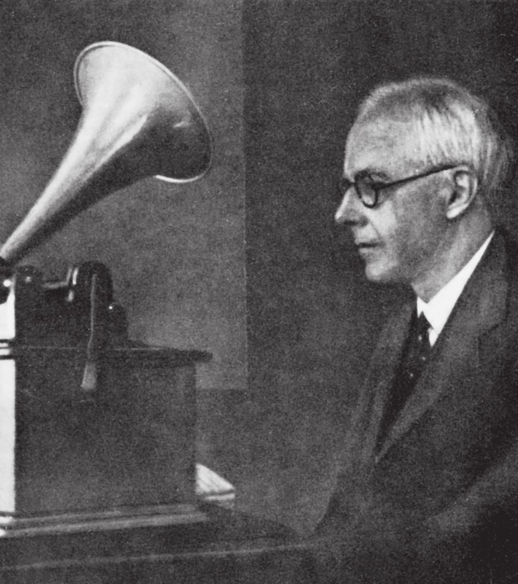 Bartók prati reprodukciju folklorne glazbe na posebno konstruiranom gramofonu, 1934.