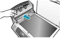 Ispod uređaja za automatsko umetanje papira se nalazi staklena traka. 5. Očistite staklenu traku mekom krpom ili spužvom lagano navlaženom neabrazivnim sredstvom za čišćenje stakla.