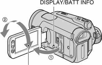 Korak 4: Podešavanje postavki prije snimanja Podešavanje LCD zaslona Otvorite LCD zaslon za 90 stupnjeva prema kamkorderu (1), zatim ga zakrenite u optimalni položaj za snimanje ili reprodukciju (2).