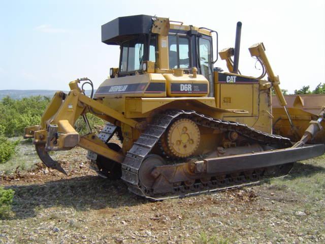 4.3.2.3. Mehanička priprema terena na pokusnoj plohi U ovom pokusu je za mehaničku pripremu tla (riperanje) korišten širokotračni tip traktora gusjeničara Caterpillar D6R XL. Težina ovog stroja je 19.