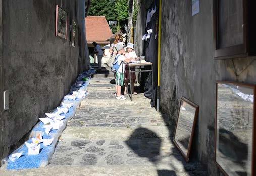 DRUŠTVO U subotu zavirite u dvorišta u povijesnoj jezgri DVORIŠTE S POGLEDOM (Trg slobode 7, prolaz do restorana Domenico) 10-14/17-22 sata happening sa slikarom Živkom Toplakom Ovo ljeto putujem.