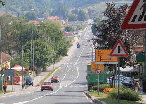 Inače, radnici su s obustavom rada započeli još u prijepodnevnim satima da bi nakon toga uslijedili pregovori s Upravom tvrtke.