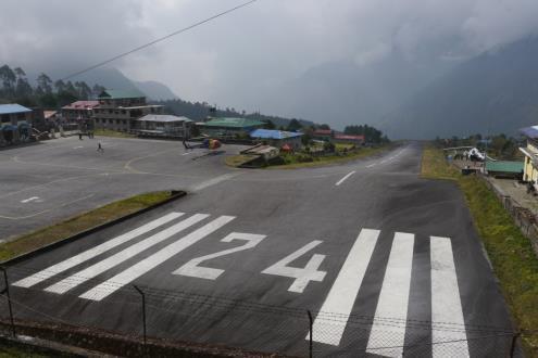 3. dan Let Khatmandu (1370m) - Lukla (2840m) 35min, uz panoramu Himalaja.