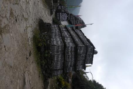 Aerodrom u Lukli Lođe u Phakdingu 4. dan Hodanje Phakding (2610 m) - Namche Bazaar (3445m).