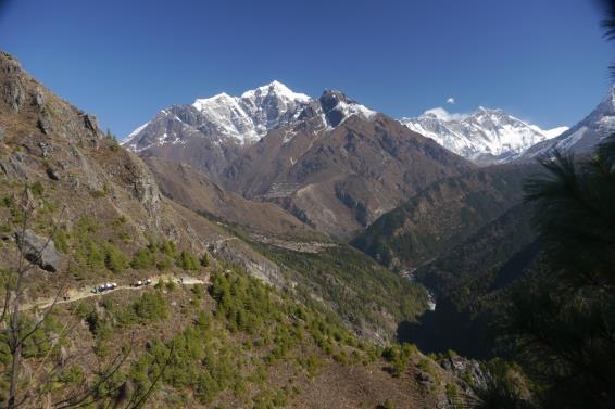 6. dan Hodanje Namche Bazaar (3445) - Phunki Tenga (3250m) - Tengboche (3860m).