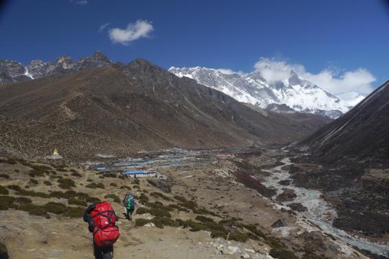 Naš put prema Everestu Samostan Tengboche 7. dan Hodanje Tengboche (3860m) - Pangboche (3930m) - Shomare (4010m) - Dingboche (4330).