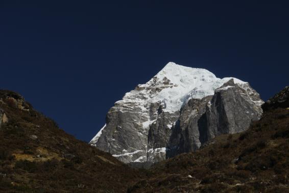 Prije Dingbochea u svoj svojoj veličanstvenosti ukazuje nam se južna stijena Lhotsea (8501m), sa skoro 4 km najviša stijena na svijetu.