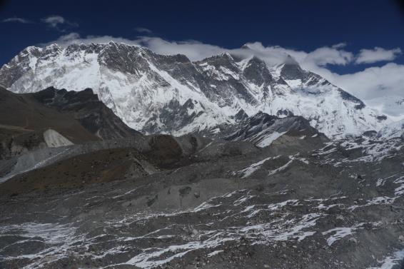 dan Aklimatizacijska tura Dingboche (4330m) - Chhukung (4730m). Tura ispod moćne južne stijene Lhotsea (8516m) i Lhotse Shara (8393m).