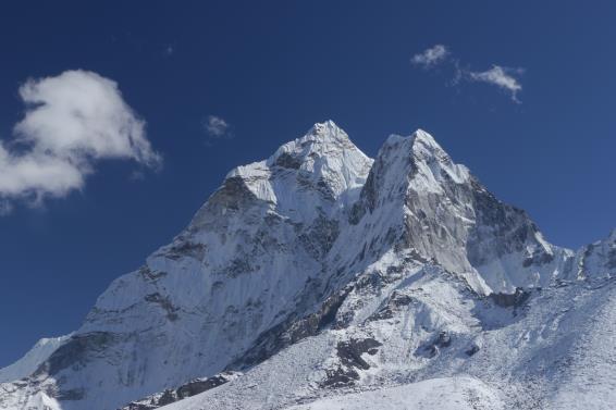 Hodanje 9,4km, +400m (-46 +417) 4,5-5,5-6h. Južna stijena Lhotsea Ama Dablam sa sjevera 9. dan Hodanje Dingboche (4330) - Dughla (4620m) - Lobuche (4925m).