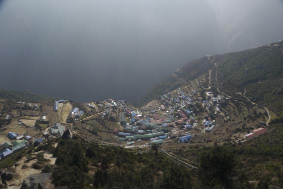 12. dan Hodanje Periche (4240m) - Tengboche (3860m) - Namche Bazaar (3445). Vraćanje već poznatim putem, ali sa potpuno drugačijim vidicima prema jugu.