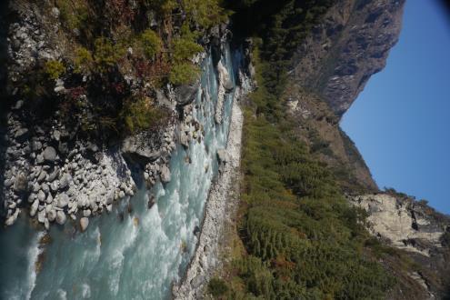 Hodanje 19,5km - 605m (-1347m +724m) 7-8-10h. 15. dan Let Lukla - Kathmandu. Zanimljivo gledanje slijetanja i uzlijetanja aviona.