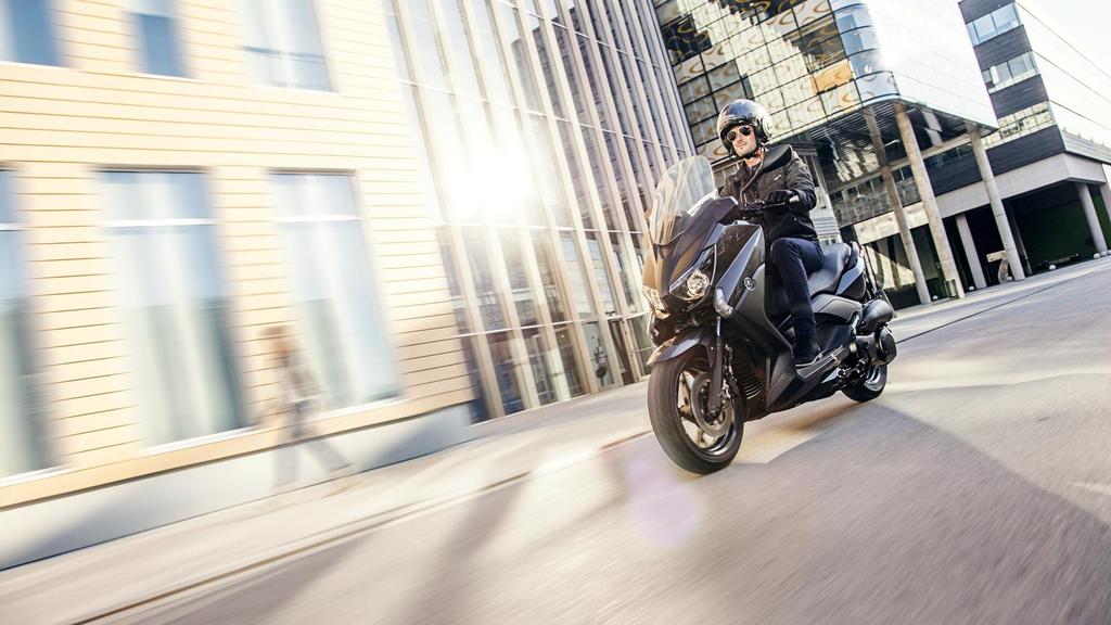Osvojite ulice Zahvaljujući dinamičnom stilu, iznimno odzivnom agregatu hlađenim tekućinom te okviru visokih specifikacija, Yamaha X-MAX 250 nudi impresivne performanse i svakodnevnu praktičnost.
