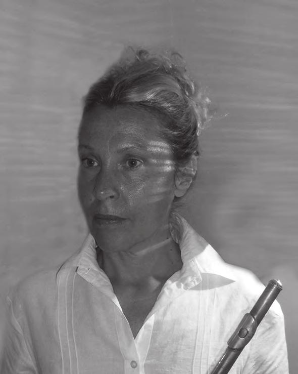 KATARINA AZANJAC Zadojena je zvucima flaute od samog rođenja pored svog oca flautiste i dugogodišnjeg profesora FMU u Beogradu Miodraga Azanjca, što rezultira neminovnošću njenog životnog i